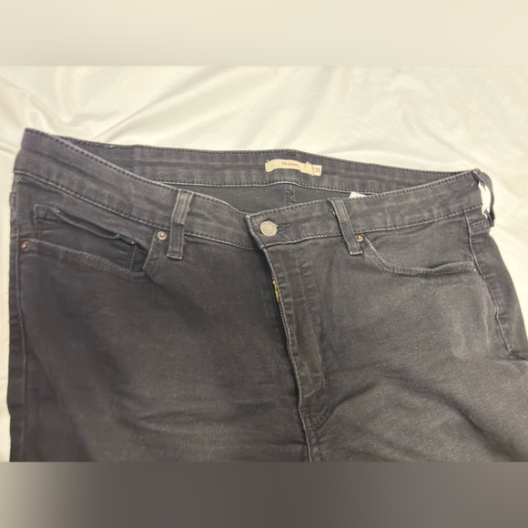 Levi's Women's 711 Skinny Jeans in Soft Black - Picture 4 of 6